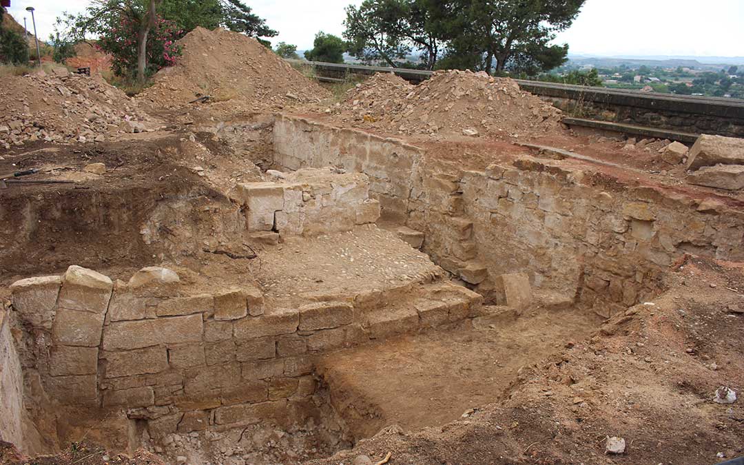 Cata de 2021 en la que aparecieron un arco, empedrado y el muro del antiguo cuartel de la Glorieta de Valencia./ L. Castel