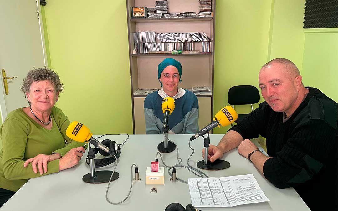 Jesús Cirac, Barbara Wickham y Jaschenka Meerlo en Radio Caspe./ S.F.