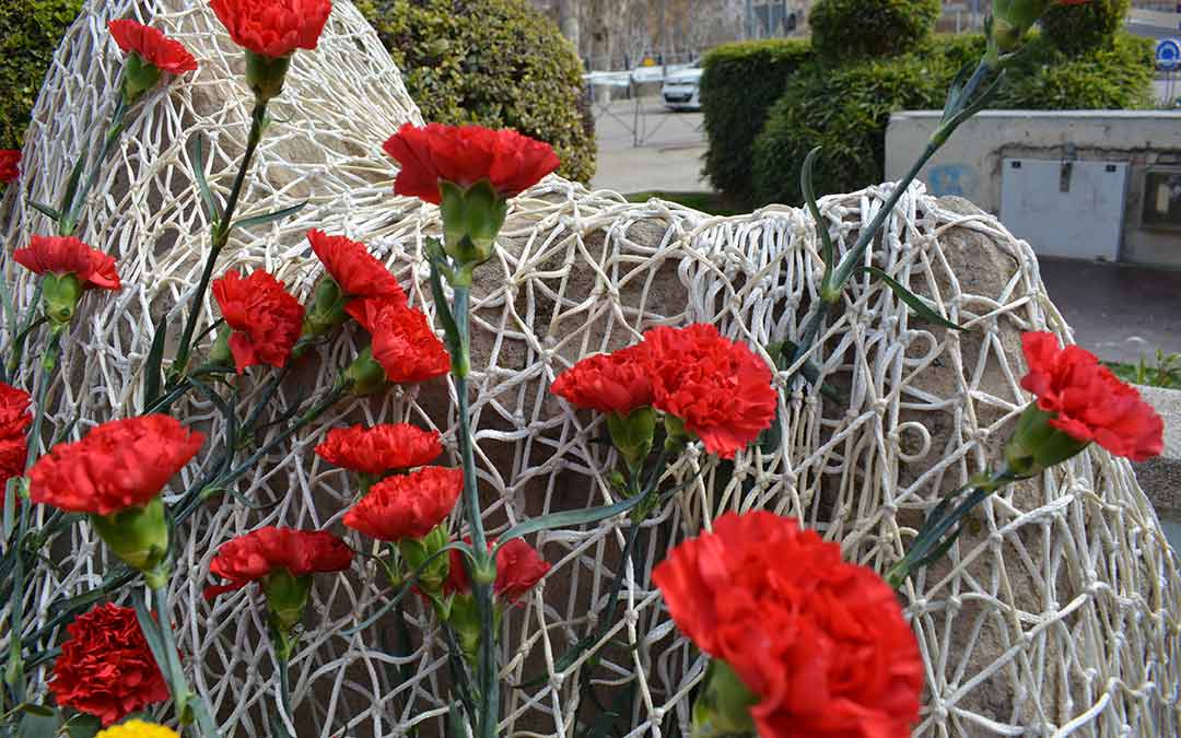 Claveles rojos en memoria de las víctimas del bombardeo./ I.M.