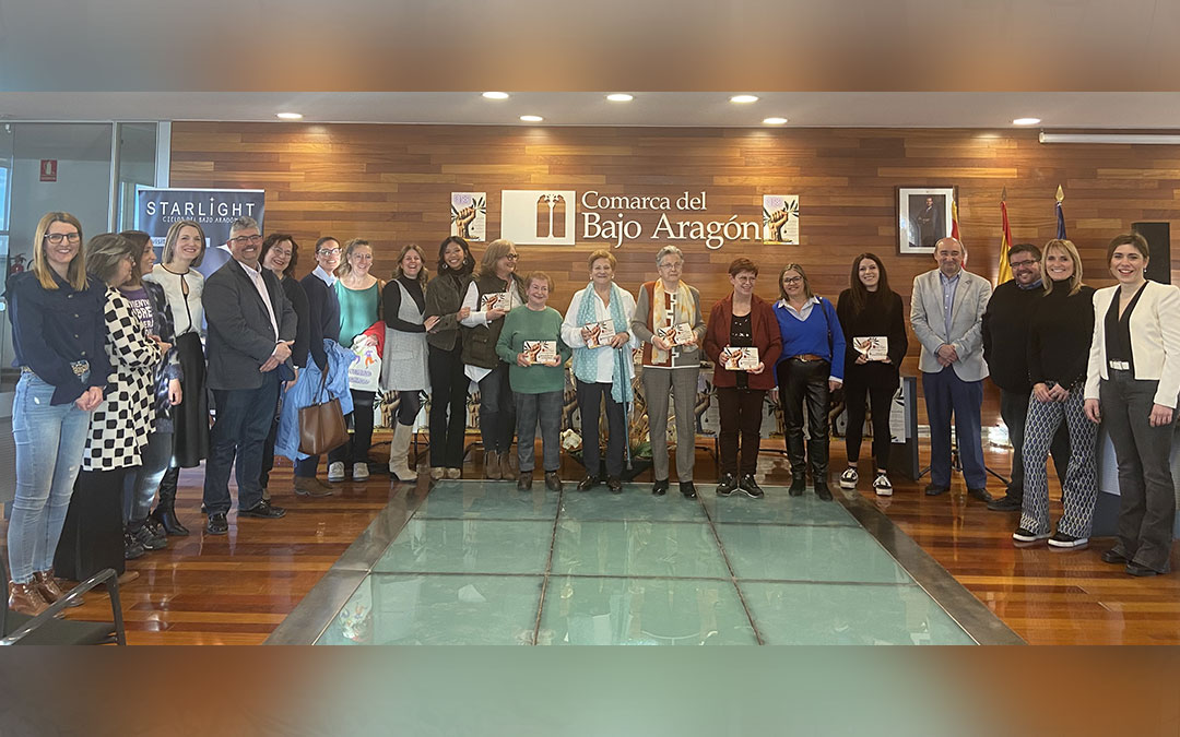 Homenajeadas junto a familiares y autoridades en la sede la Comarca del Bajo Aragón este viernes./ Alba Zurita