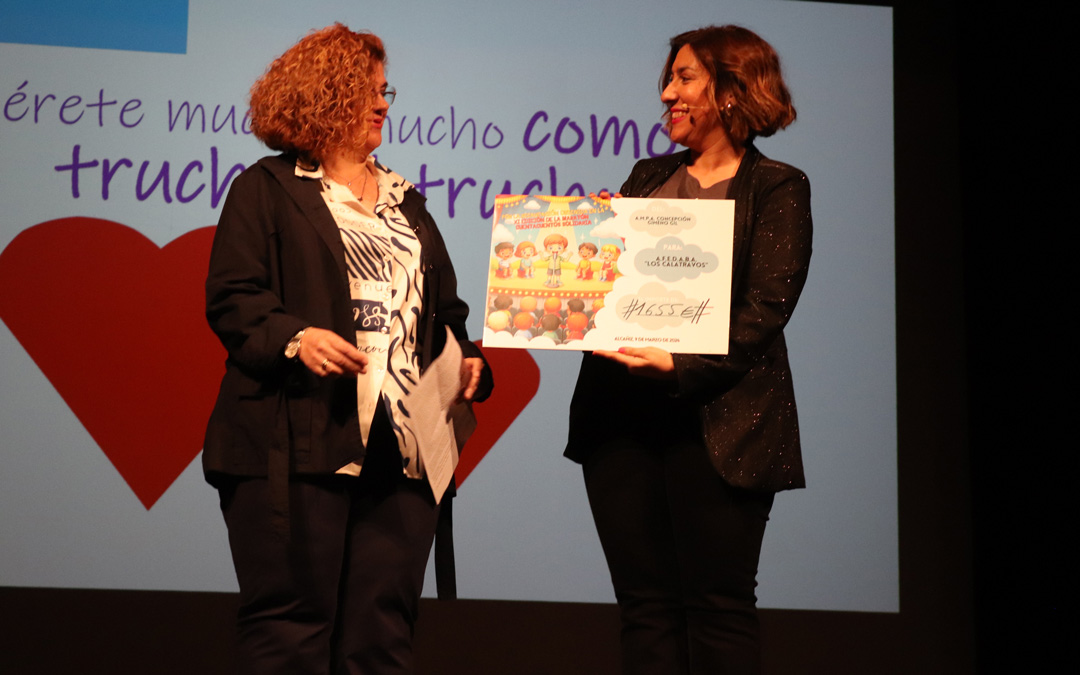 Mari Carmen Alegre, secretaria de Los Calatravos, recogió el cheque. /N.A.