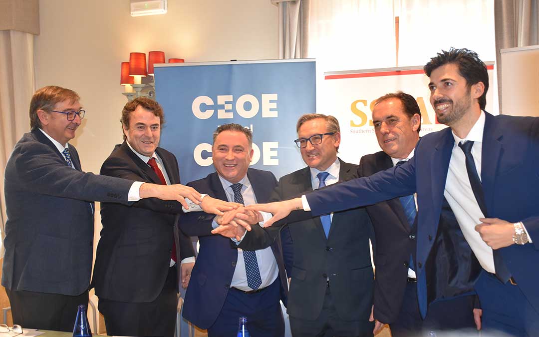Firma del convenio entre las CEOE de Teruel, Cuenca y Soria con sus Diputaciones Provinciales este martes / CEOE