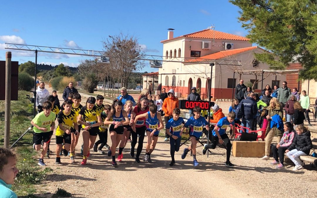 Salida de una de las carreras celebrada este domingo en el Cross Comarca del Matarraña./ Juan Luis Camps.