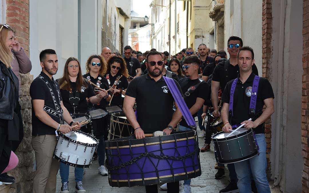 La cuadrilla de varios pueblos de la Ruta, Los Posesos del Tambor y Bombo, en el inicio de su actuación./I.M.