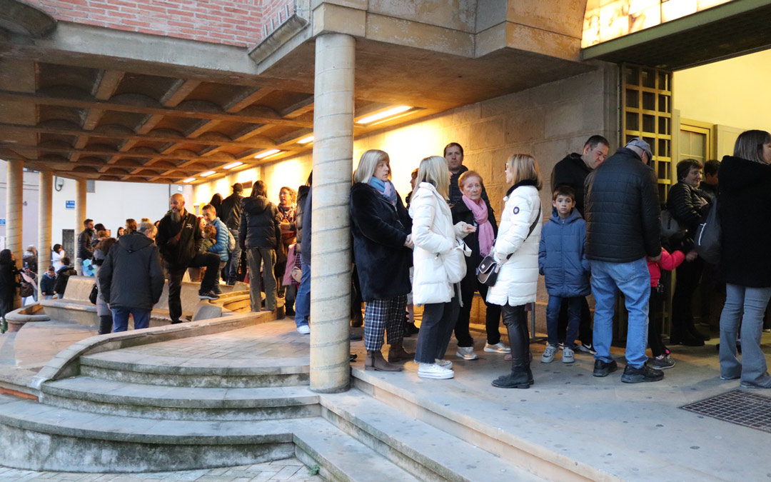 La fila de gente con el teatro ya al completo llegaba hasta el final de la manzana. /N.A.