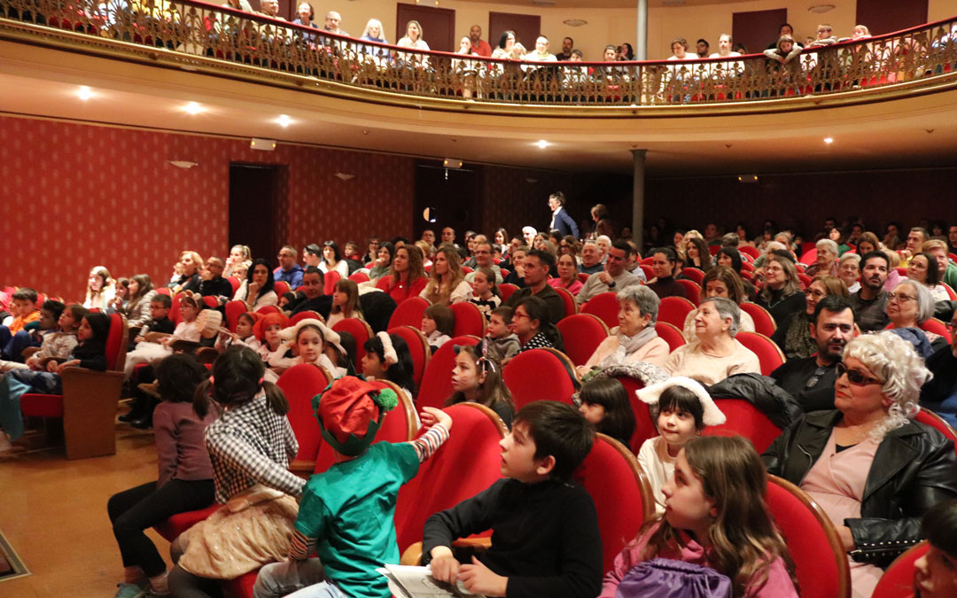 A rebosar el teatro alcañizano durante las casi tres horas de cuentos. /N.A.
