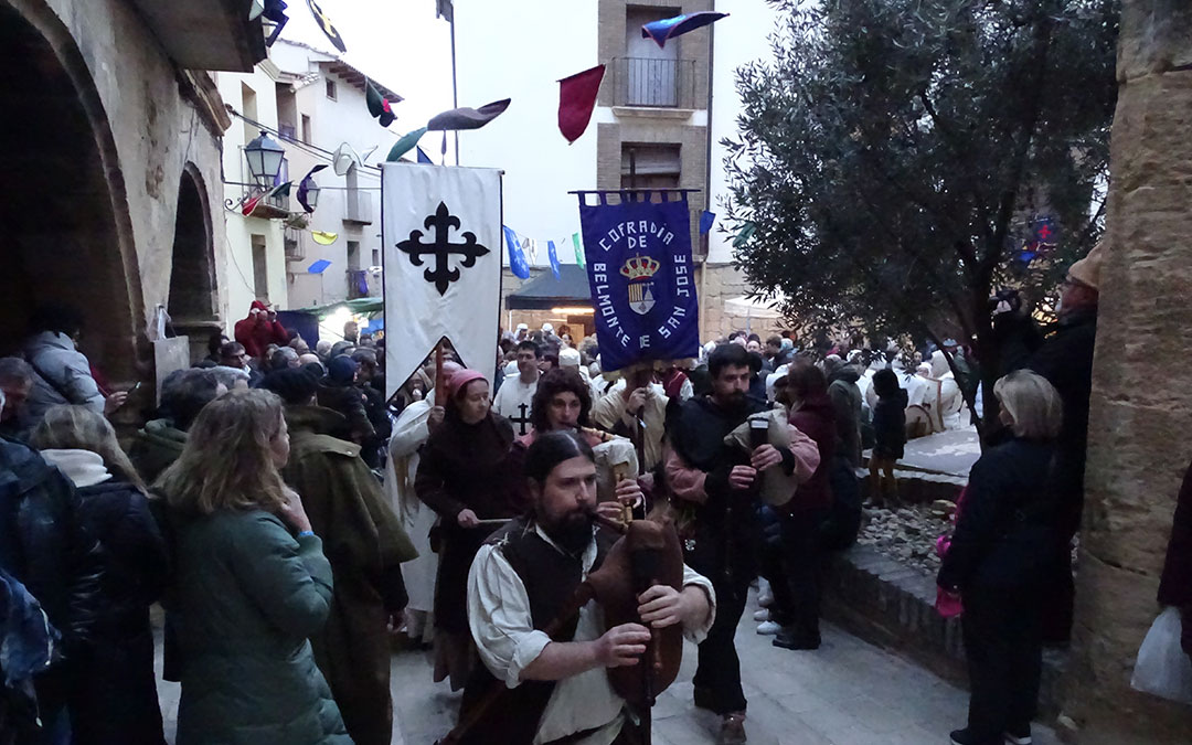 Desfile medieval tras la obra. / Alba Zurita