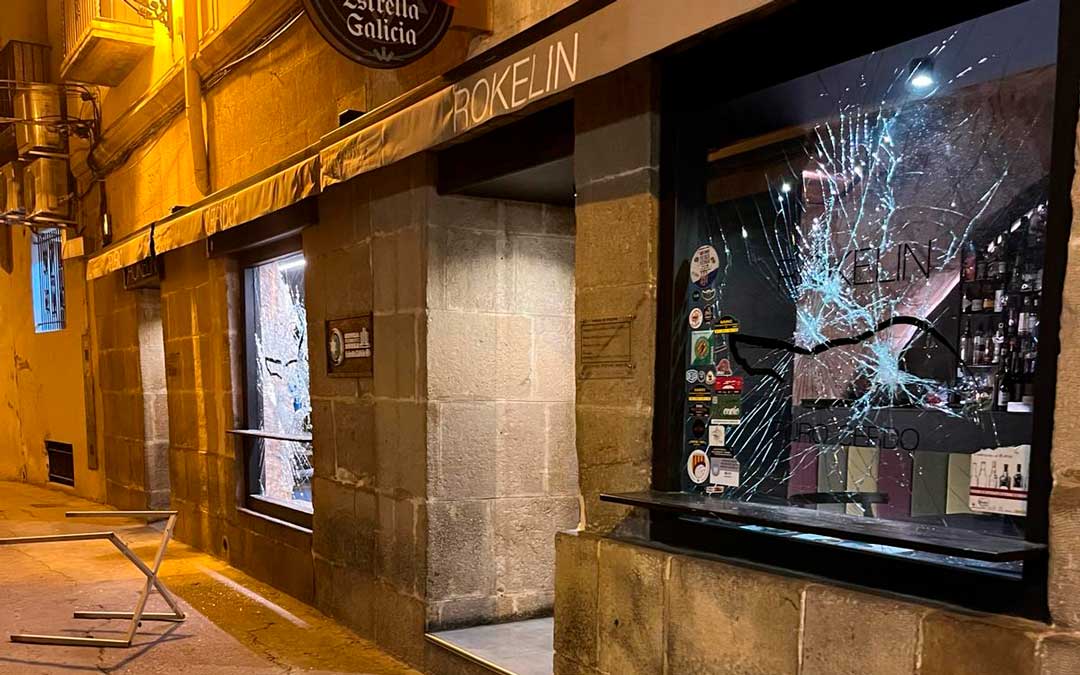 Imagen de los desperfectos en los ventanales del establecimiento./ R.B.