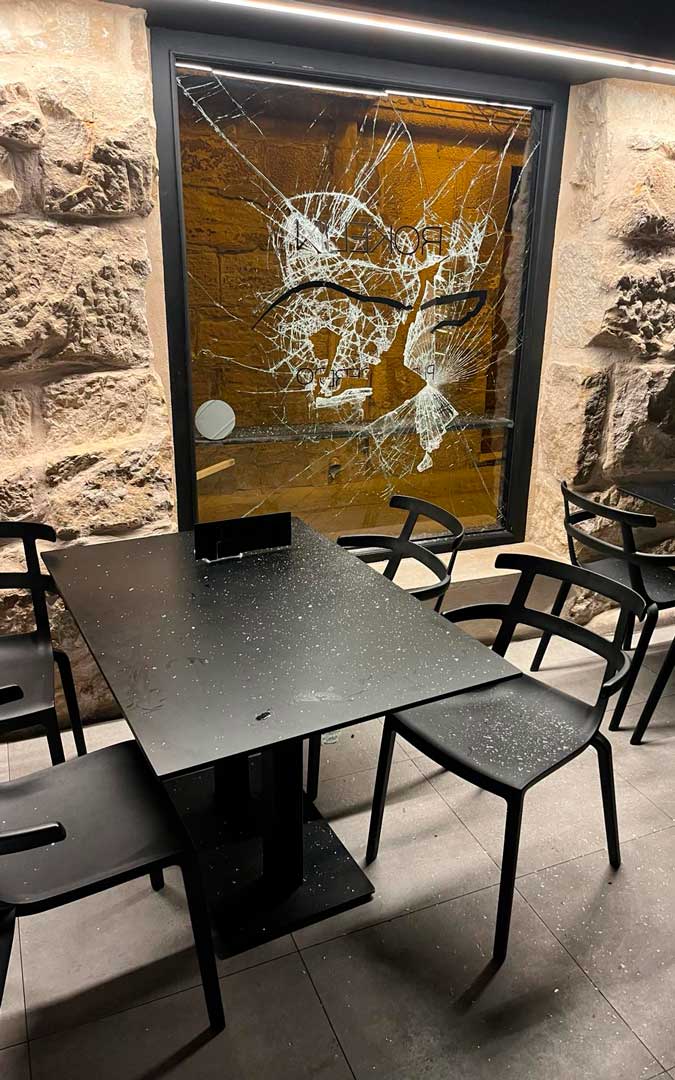 Imagen desde el interior del local de uno de los ventanales roto./ R.B.