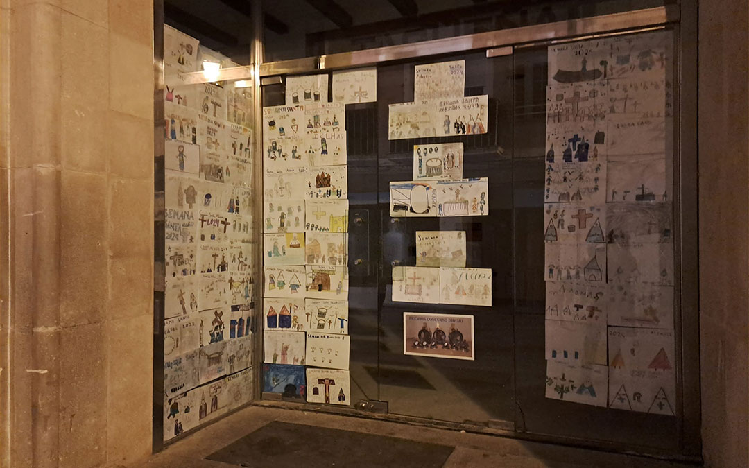Los dibujos están expuestos en el escaparate del local de Casa Tagüeña ubicado en la calle Alejandre./ Junta Suprema de la Semana Santa de Alcañiz