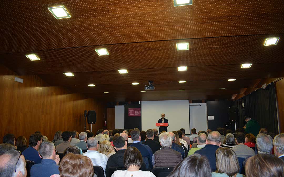 Sala llena en el acto este domingo./I.M.