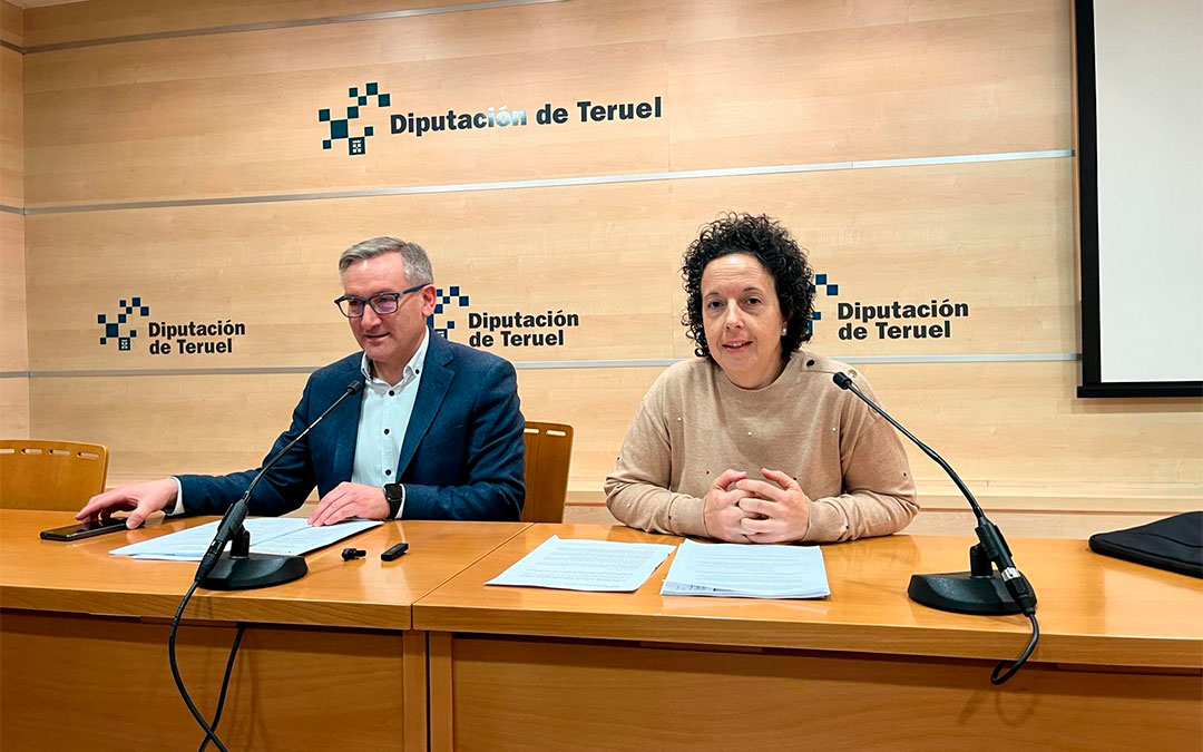 El presidente de la DPT, Joaquín Juste, y la diputada delegada del Área de Cooperación, Carmen Maorad, en la rueda de prensa del POS de 2024./ DPT