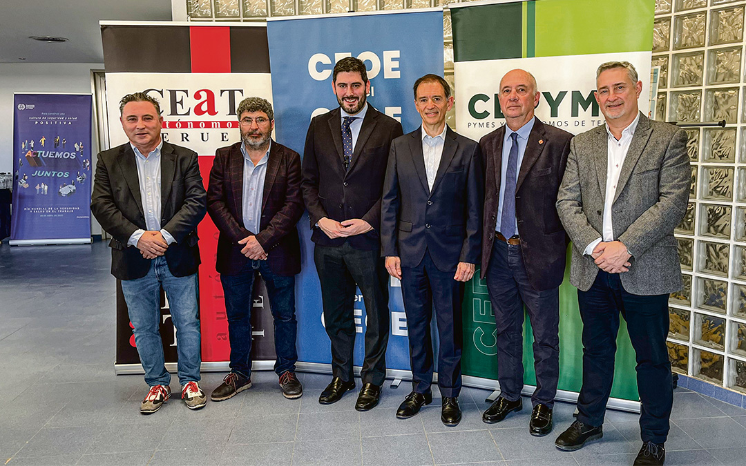 De izda. a dcha: Juan Ciércoles, presidente de CEOE Cepyme Teruel; Juan Carlos Escuder, presidente de CEAT Teruel; Alejandro Nolasco, vicepresidente del Gobierno de Aragón; Higini Alfagere, director global de Precast Business Cementos Molins; Luis Loren, director general de Desarrollo Territorial; y Jesús Blasco, presidente CEPYME Teruel./ C.O.