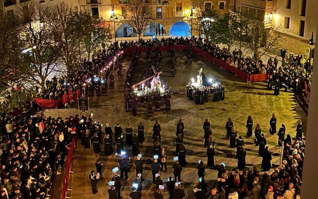 Acto del Encuentro en la Plaza de España (cofradía Nazareno y La Dolorosa)./ L.C.