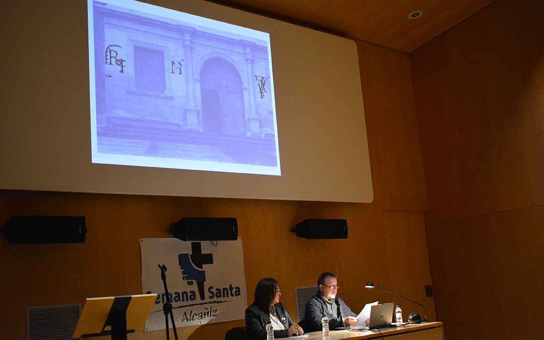 Conferencia del investigador Joaquín Escuder sobre el estudio paleográfico-artístico de la enigmática inscripción de la fachada del Ayuntamiento./I.M.