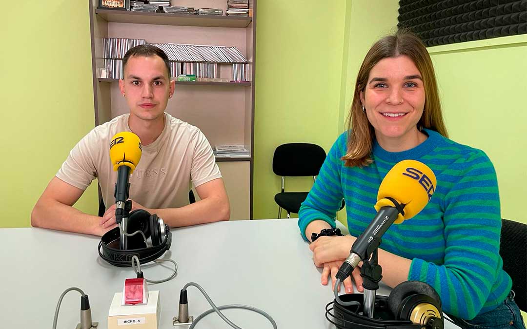 Irene Cardete y Adrián Alquézar en Radio Caspe./ S.F.
