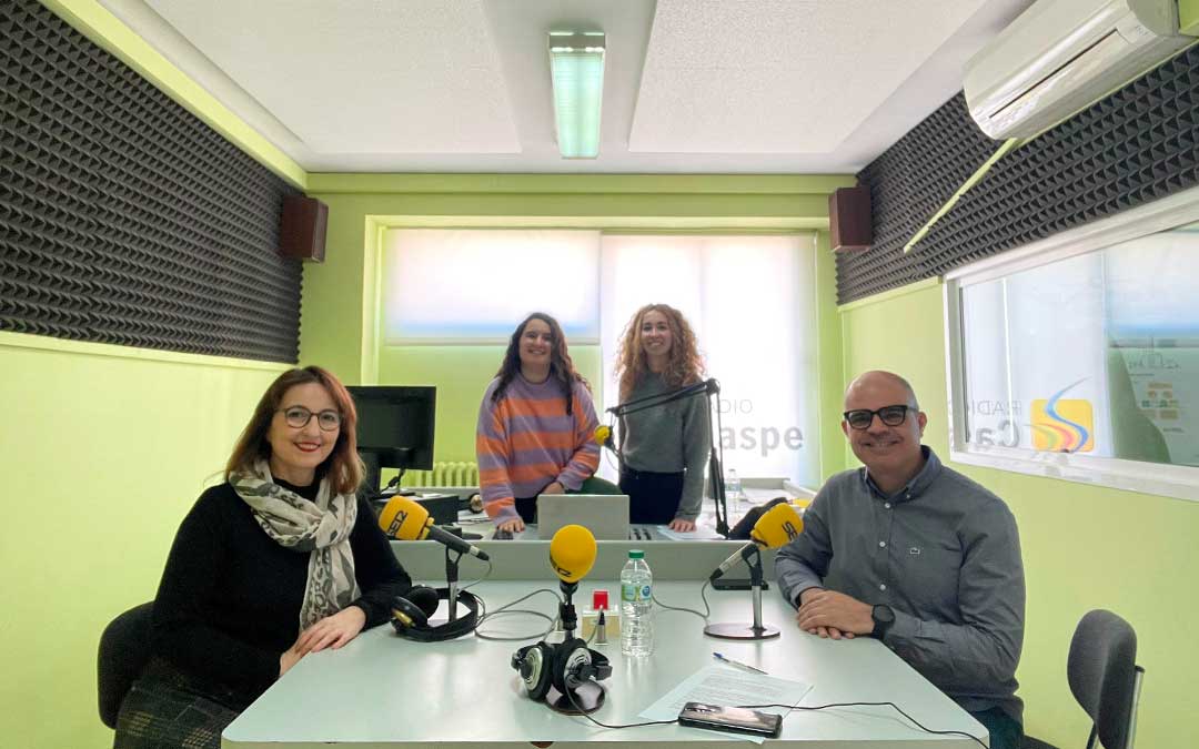 Maria Piral Giraldos y César Larrosa en Radio Caspe./ S.F.
