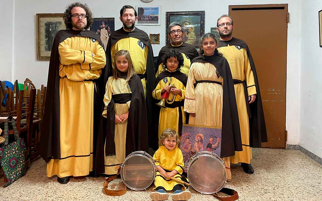 Los ocho miembros de la familia Grañena vestidos con la túnica y la capa de La Columna: Alfredo Grañena ‘hijo’, Eduardo Grañena, Alfredo Grañena ‘padre’, Carlos Grañena, Clara Grañena, Armando Grañena, Sofía Grañena y, el más pequeño de la familia, Darío Grañena./ S.F.