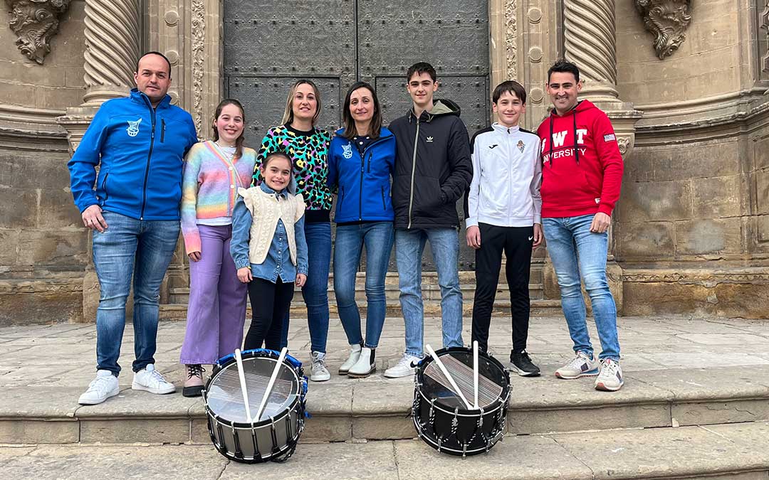 Las hermanas Sara y Eva Morraja Bellido, en el centro, con sus familias. A la izquierda, el marido de Sara, Marcos Pallás y sus dos hijas, Claudia y Paula. A la derecha, los hijos de Eva, Óscar y Raúl; y su marido, Jesús García / Laura Castel