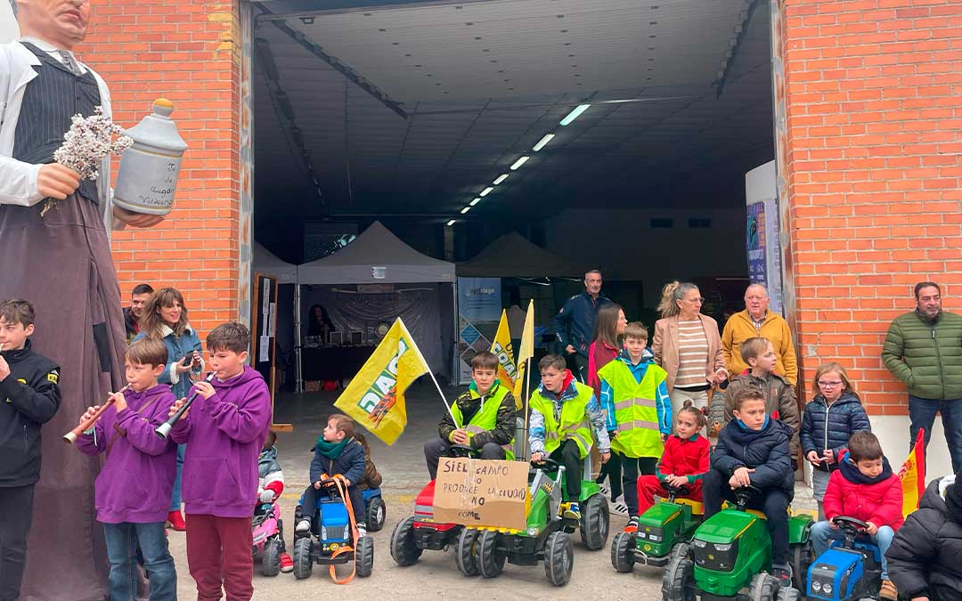 Una tractorada infantil ha sido la protagonista en la inauguración de la Feria de la Almendra de Valdealgorfa./ S.F.