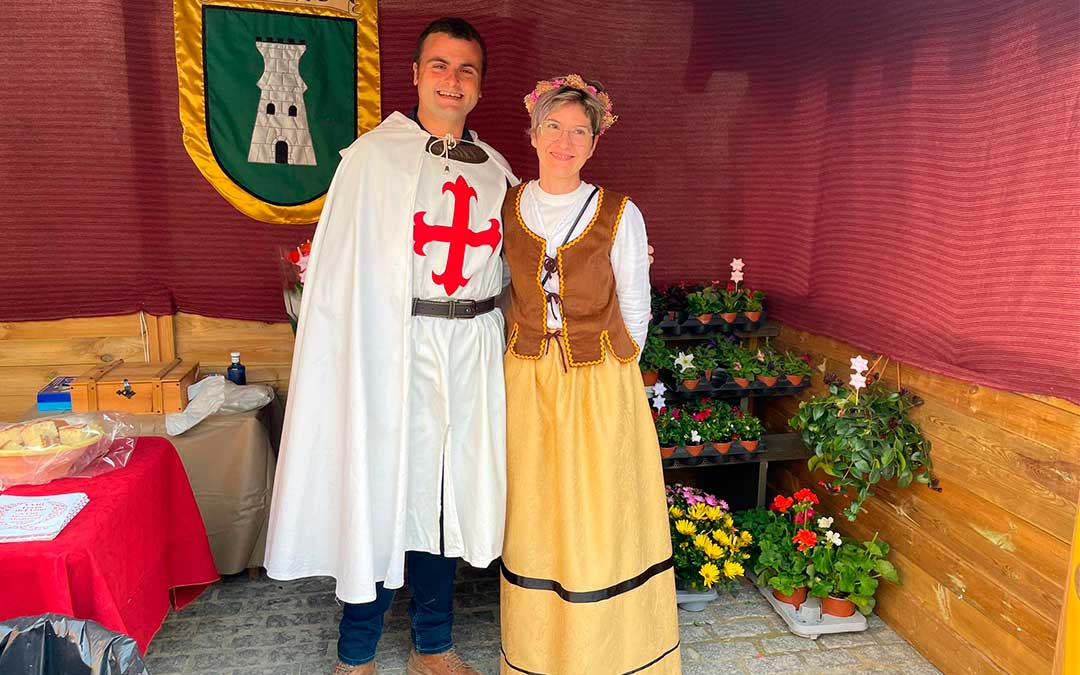 Miembros de la Asociación Cultural de Cretas en su puesto./ S.F.