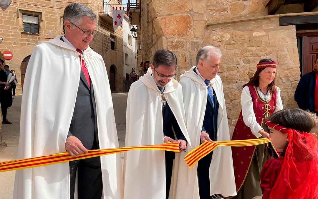 Corte de la cinta inaugural por el nuevo Embajador del Vino, Carlos Boné./ S.F.