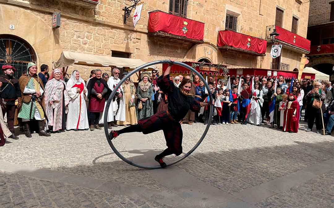Los visitantes aplaudían y contenían el aliento con la actuación circense este sábado en Cretas./ S.F.