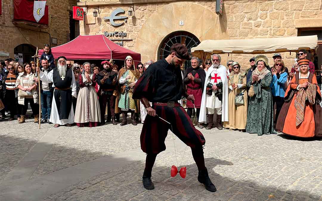 La compañía Bengala Teatro Circo anima durante toda la feria con sus espectáculos./ S.F.