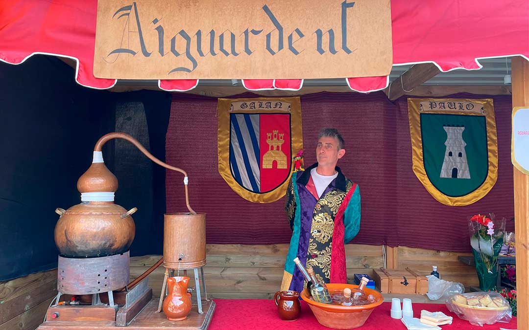 Destilería artesanal en el Mercado Medieval de Cretas./ S.F.