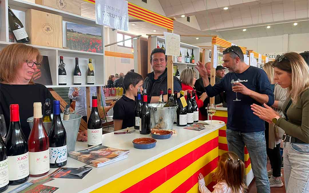 Durante la feria, los puestos no han dejado de servir vino./ S.F.