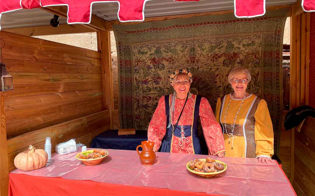 Miembros de la Asociación Amas de Casa de Caspe con sus tradicionales dulces./ S.F.