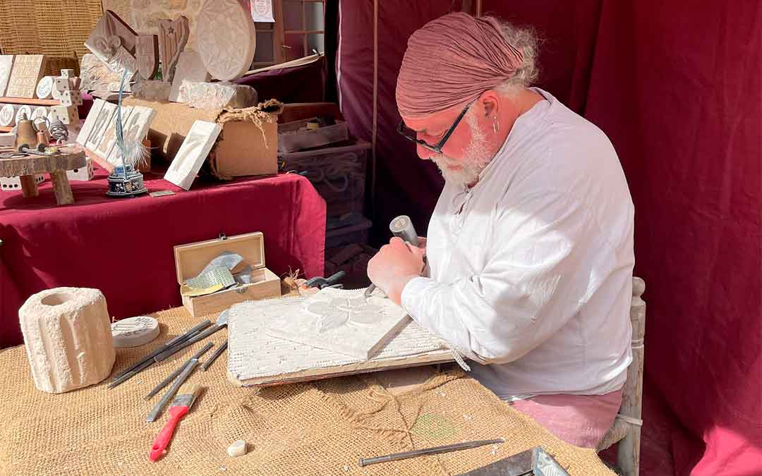 Los artesanos realizaban encargos de los visitantes./ S.F.