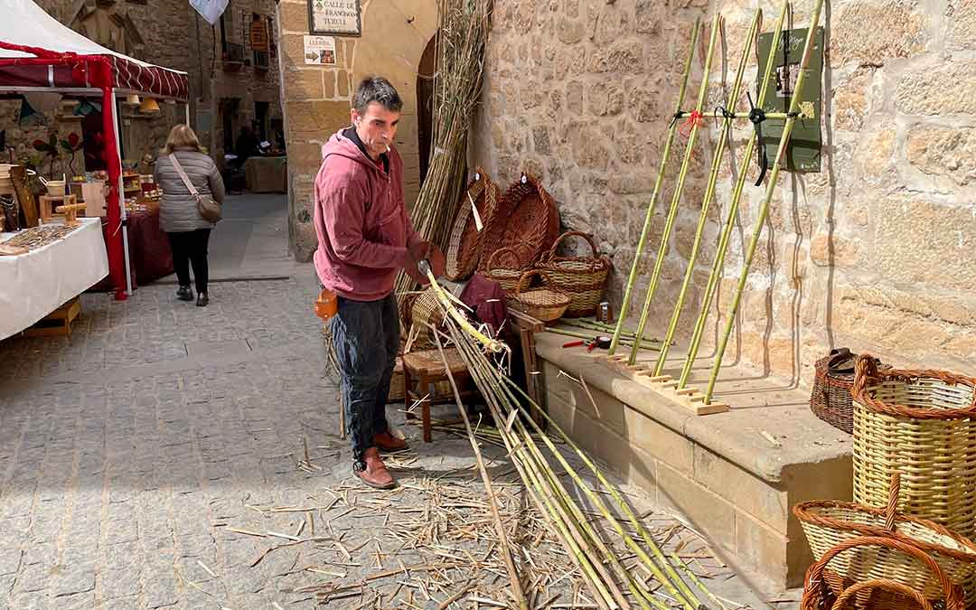 Artesano limpiando las cañas para trabajarlas después./ S.F.