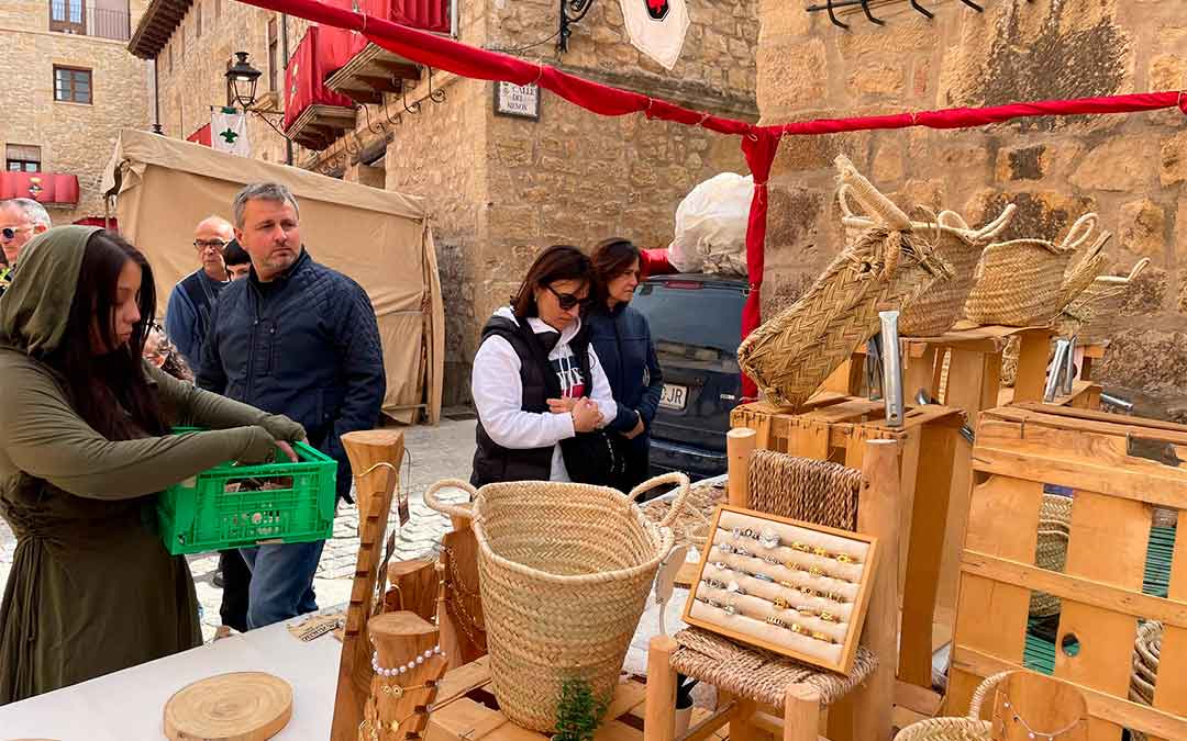 Desde primera hora los visitantes recorrían los puestos ojeando los artículos./ S.F.
