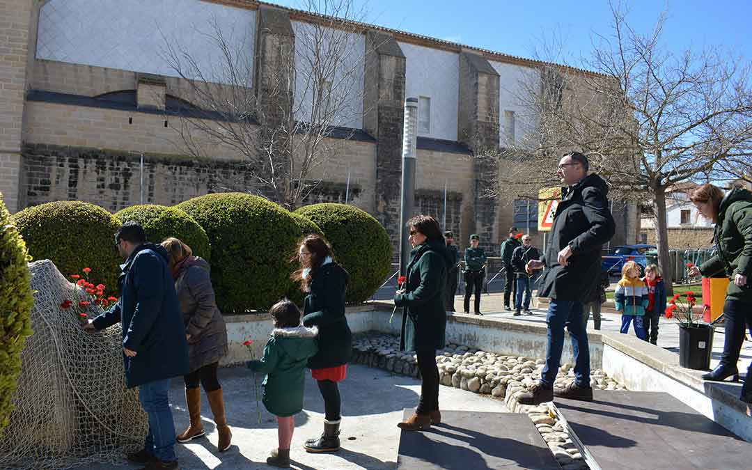Colocación de claveles en el monumento en memoria de las víctimas del Bombardeo./I.M.