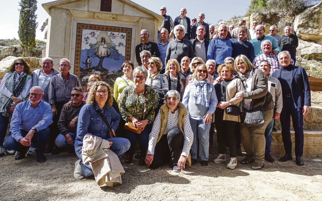 Foto de familia de los Quintos del 77 con el monolito ‘El Rincón de César’ al fondo en recuerdo a César Burguete. / Alba Zurita