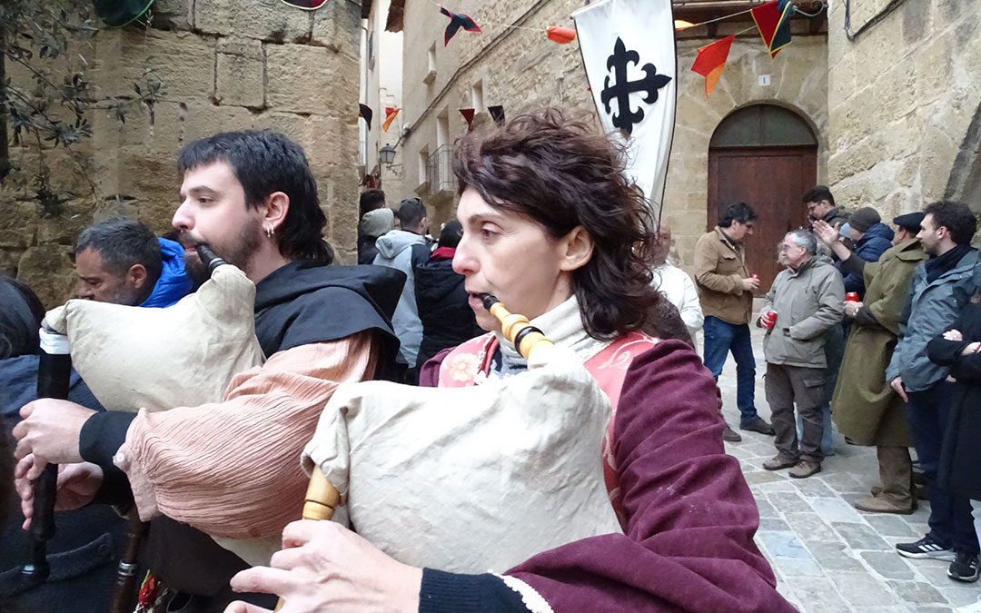 Gaiteros y detrás los personajes principales antes de empezar la obra. / Alba Zurita