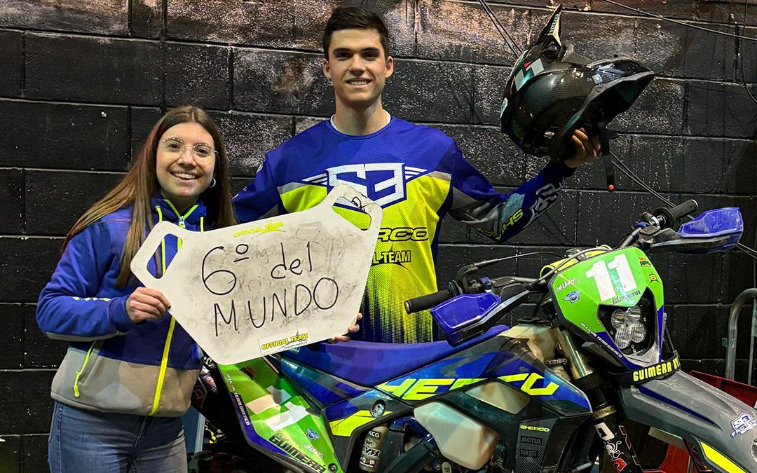 Raúl Guimerá tras quedar sexto en New Castle; en la imagen junto a su hermana Laura quien también se desplazó a la ciudad británica./ L.C.