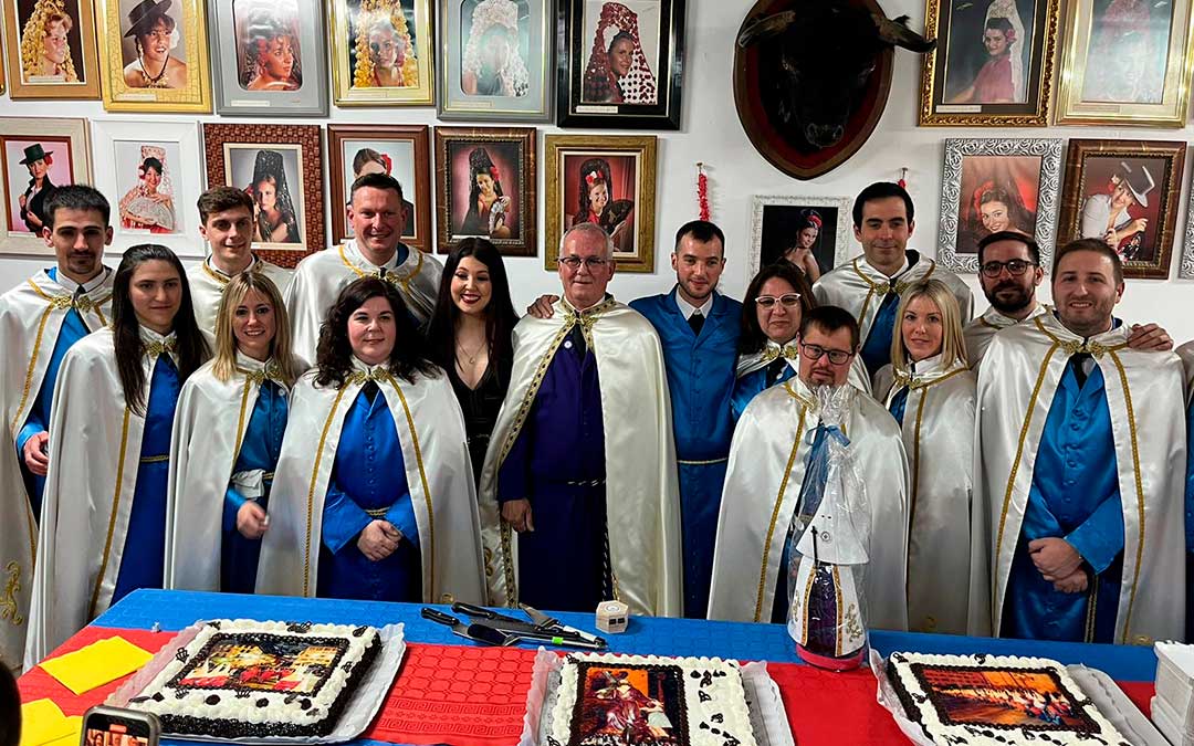El Hermano Mayor de Honor 2024, Julián Martínez Moya, con la junta del Nazareno / Nazareno