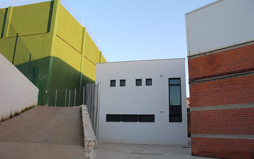 El edificio del nuevo gimnasio ya está terminado entre el frontón y el polideportivo y tiene doble acceso. / B. Severino