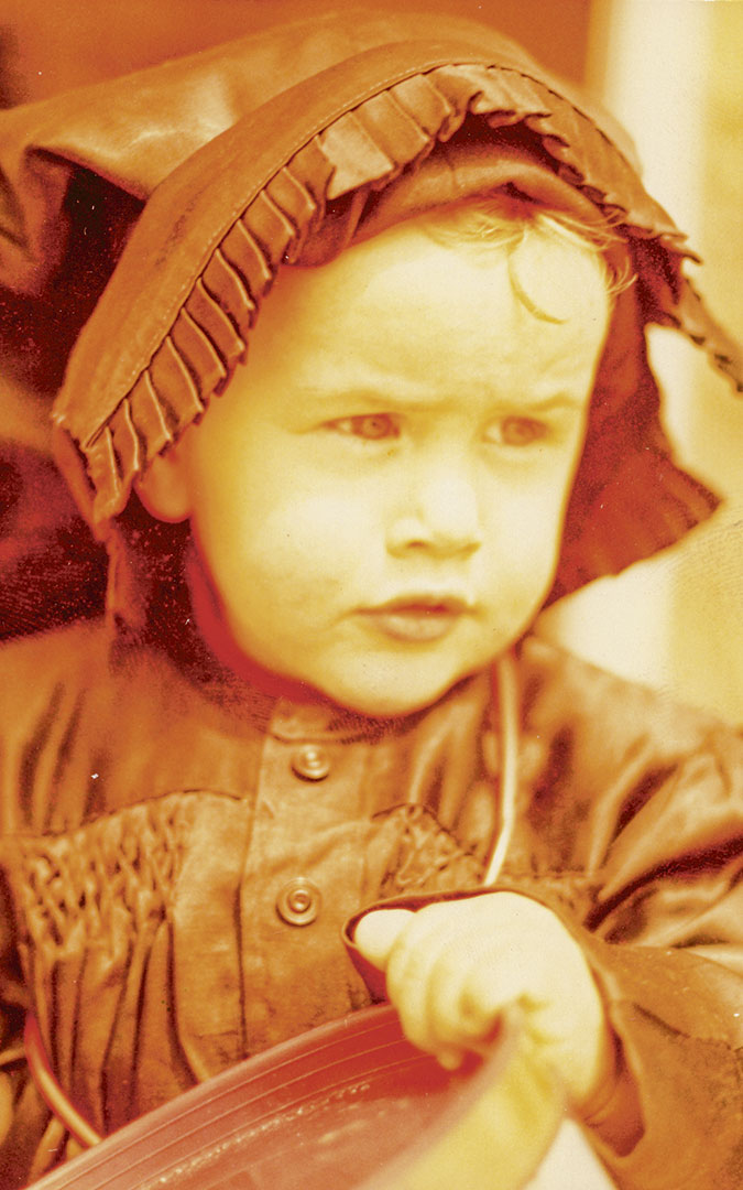 Daniel, en 1981 con 17 meses de edad y con su túnica. / Archivo familiar