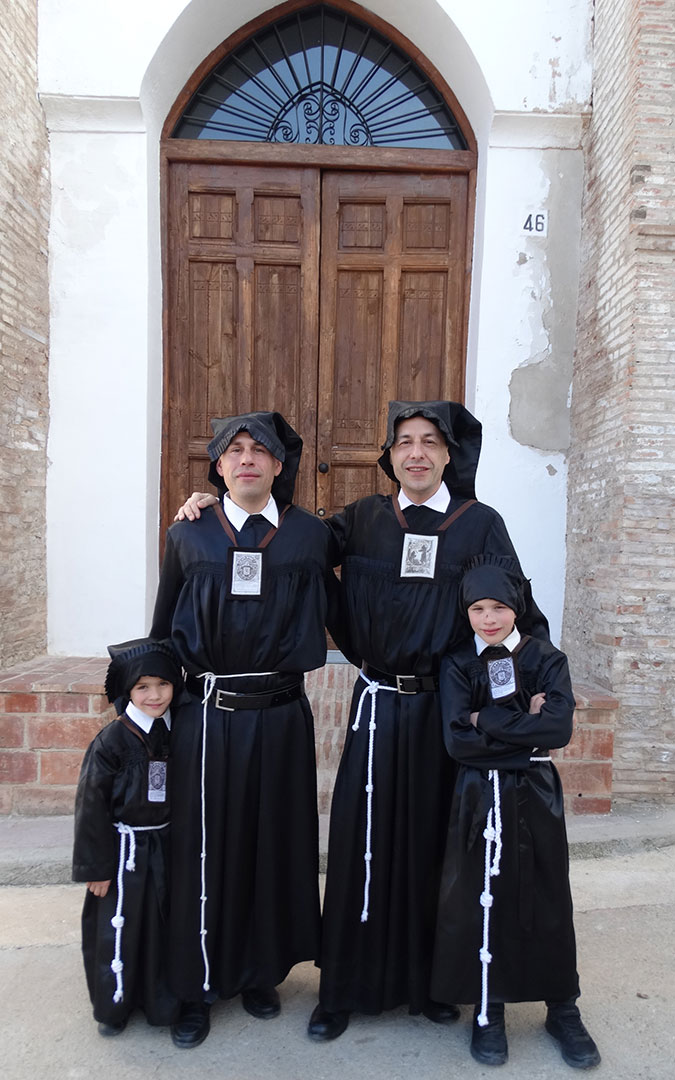 Daniel y José Manuel, con los pequeños Darío y Leo en 2023 en San Antón. / Archivo familiar