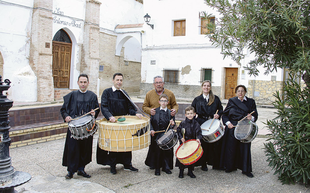 Los hermanos Daniel y José Manuel Breto Lanuza, posan en su plaza de San Antón, con sus padres Octavio y María Asunción, y con Engracia Fernández, la pareja de Daniel y madre de los pequeños Darío y Leo, que no se despoja de su bombo, que además tiene solera. / B. Severino