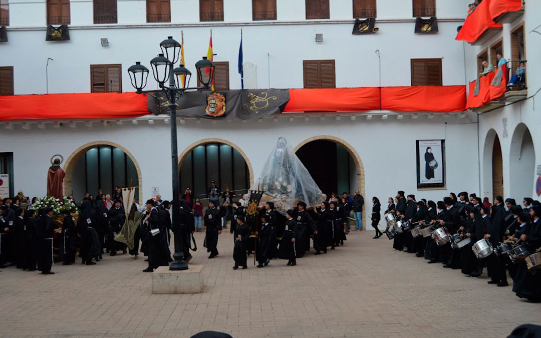 La virgen en el Pregón, cubierta ante la predicción de lluvia, que finalmente se cumplió y obligó a terminar antes. / EsHíjar