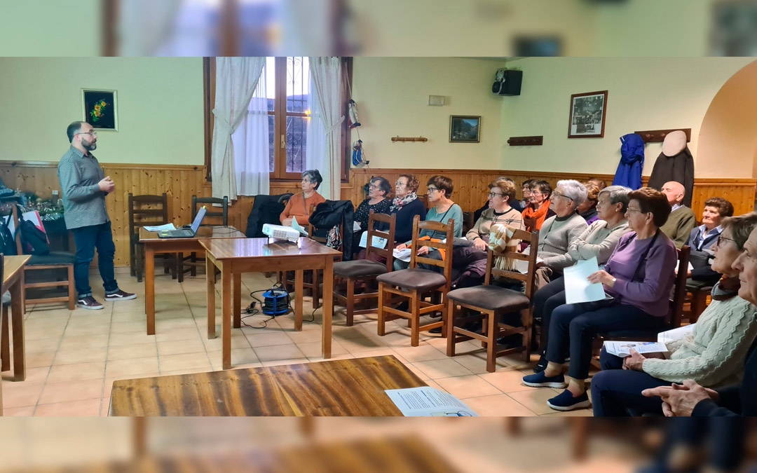El hogar del jubilado de Cantavieja acogió una de las jornadas de difusión de los servicios. /Dfa