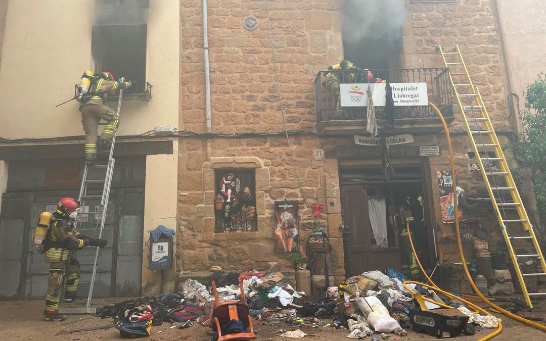A las dos de la tarde, los bomberos de la Diputación continuaban en el lugar de los hechos. /DPT