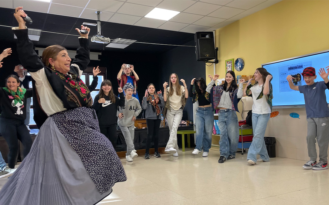 María Jesús Alacón da instrucciones a los estudiantes./ M.C.