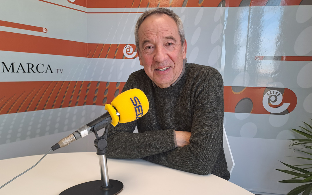 El doctor en historia José María Maldonado en los estudios de Radio La Comarca. /N.Altaba