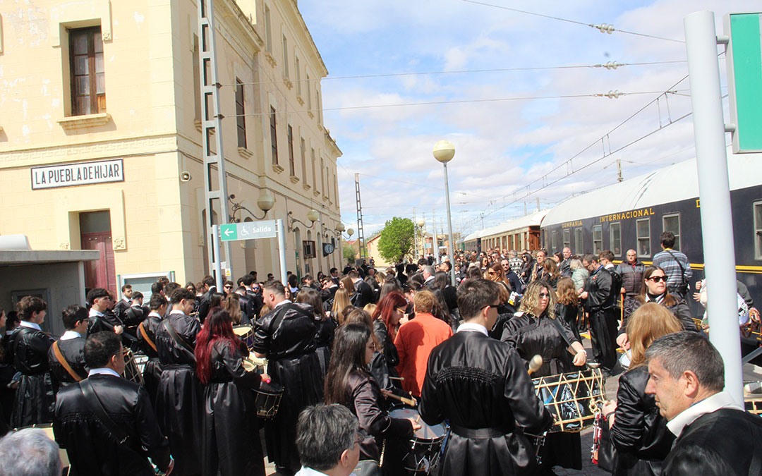 Llegada del Tren del Tambor a la estación de La Puebla de Híjar. / B. Severino