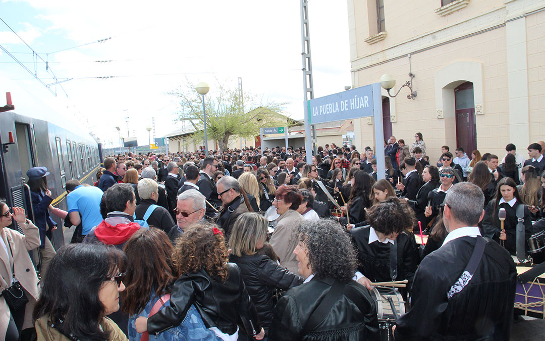 Llegada del Tren del Tambor a la estación de La Puebla de Híjar. / B. Severino